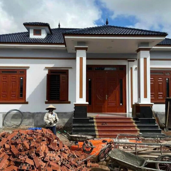 lắp cửa thép vân gỗ cho nhà mái thái